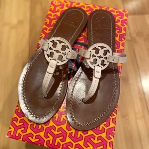 Tory Burch Gabriel Flat Thong Veg Leather Sandal - Ballet Pink